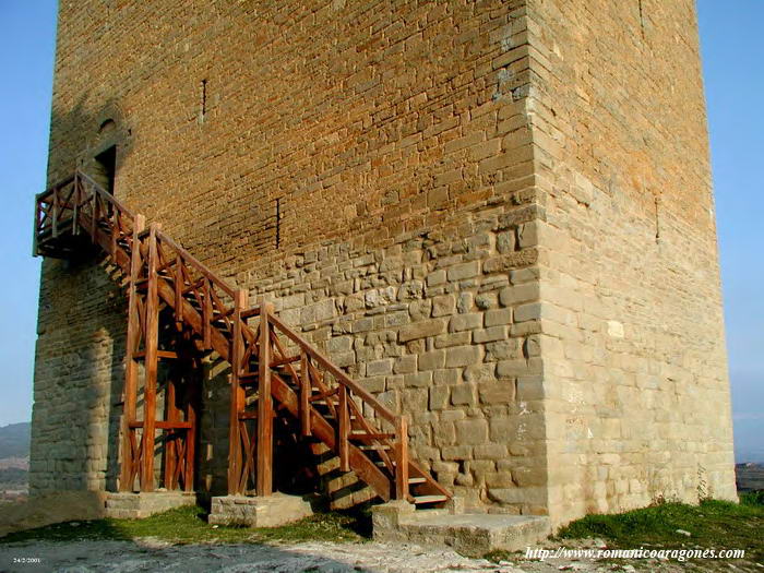 BASE DE LA TORRE. VISTA SURESTE. GRANDES SILLARES ROMANOS?